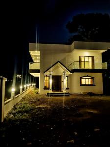 パンチガニにあるSHARTI Villaの夜に正面に照明がある建物