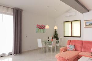 een woonkamer met een bank en een tafel bij Villa Petra in Kastav