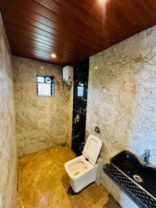 パンチガニにあるSHARTI Villaのトイレと洗面台のあるバスルーム