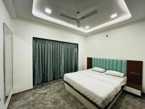 パンチガニにあるSHARTI Villaのベッドルーム(ベッド1台、緑のカーテン付)
