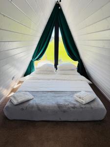 Postel nebo postele na pokoji v ubytování Peak A-Frame Cabin Maguri