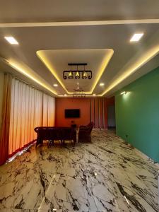 パンチガニにあるSHARTI Villaのテーブルとテレビ付きの広い客室です。