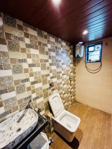 パンチガニにあるSHARTI Villaのトイレと洗面台のあるバスルーム +11枚の写真