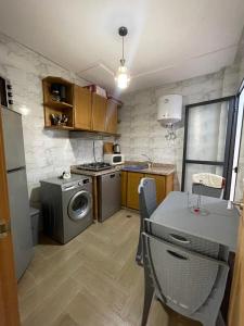 a small kitchen with a washing machine and a washer at Appartement de 3 chambres, Tanger NAKHIL BOUGHAZ 2 in Tangier