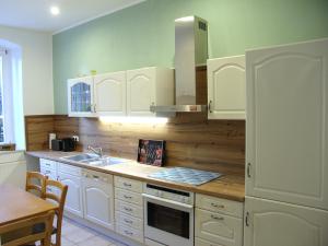 Η κουζίνα ή μικρή κουζίνα στο Komfortable Ferienwohnung Ankerlicht und Stillvolle Ferienwohnung Kronenlicht