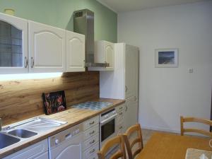 Η κουζίνα ή μικρή κουζίνα στο Komfortable Ferienwohnung Ankerlicht und Stillvolle Ferienwohnung Kronenlicht +12 φωτογραφίες