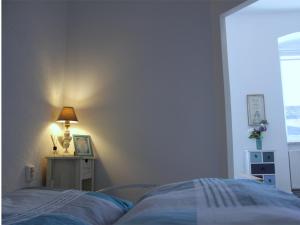 Ένα ή περισσότερα κρεβάτια σε δωμάτιο στο Komfortable Ferienwohnung Ankerlicht und Stillvolle Ferienwohnung Kronenlicht