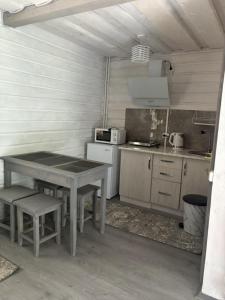 een kleine keuken met een tafel en een fornuis bij Гірська роса 2 in Synevyrsʼka Polyana
