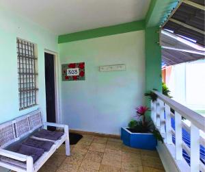 une pièce avec un porche avec un banc et un escalier dans l'établissement Sunbeha Resort, à Juan Dolio