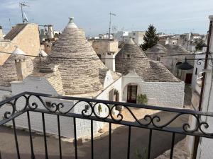 アルベロベッロにあるTrullo La Visita Meravigliosaのバルコニーからの街の景色 +6枚の写真