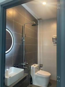 a bathroom with a toilet and a sink at Khách Sạn Hải Châu in Ba Ria