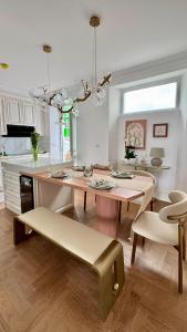 Una cocina con una mesa y un comedor. en York House, en Exmouth 22 fotos más