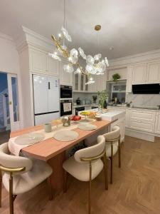 Una cocina con una gran mesa y sillas de madera. en York House, en Exmouth