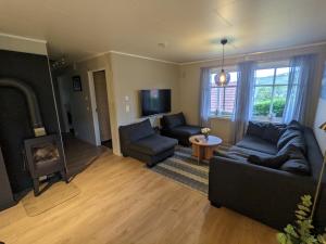 ein Wohnzimmer mit Couch und Kamin in der Unterkunft Apartment, Sea View, Terrace, Free Parking in Tromsø