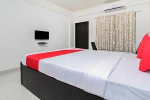 une chambre avec un grand lit et une télévision dans l'établissement Hotel O SANVI RESORT, à Pune