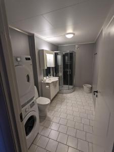 ein kleines Badezimmer mit Toilette und Waschbecken in der Unterkunft Apartment, Sea View, Terrace, Free Parking in Tromsø + 9 Fotos