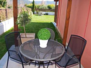 A garden outside Melograno Apartments and Studios