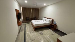 Ένα ή περισσότερα κρεβάτια σε δωμάτιο στο Panchvati by Aroghyadham Swasthya Kutir