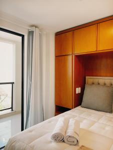 ein Schlafzimmer mit einem großen Bett mit einem hölzernen Kopfteil in der Unterkunft Apartamento Serra Bella Itaipava in Araras Petropolis