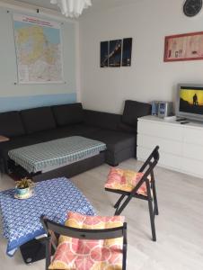 un salon avec un canapé et une table basse dans l'établissement Kawalerka, à Gdynia