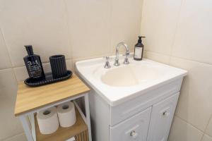 ein Badezimmer mit einem weißen Waschbecken und einem Spiegel in der Unterkunft Cozy home near Swan River-10 mins to Perth City in Perth + 22 Fotos