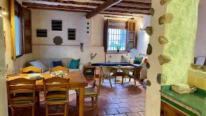 un salon avec une table et un canapé dans l'établissement Casitas La Cueva, à Guájar-Faragüit