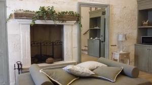 un soggiorno con divano e camino di B&B C'era una volta ad Alberobello Altre 17 foto