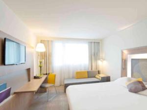 Postel nebo postele na pokoji v ubytování Novotel Lodz Centrum