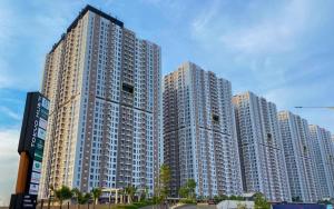 eine Gruppe großer Gebäude in einer Stadt in der Unterkunft Tokyo River side PIK2 By Micky Studio 8 in Muara