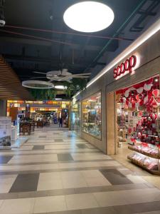 ein Einkaufszentrum mit einem Geschäft in der Unterkunft Tokyo River side PIK2 By Micky Studio 8 in Muara