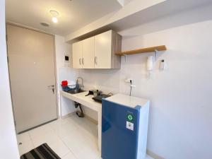 eine kleine Küche mit Spüle und Kühlschrank in der Unterkunft Tokyo River side PIK2 By Micky Studio 8 in Muara
