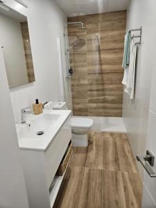 un bagno con lavandino, WC e doccia di Ático costa de la luz a Conil de la Frontera Altre 2 foto