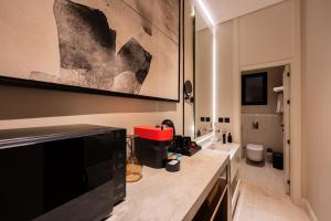 QuaiにあるRozn Place Apartmentsの洗面台とトイレ付きのバスルーム