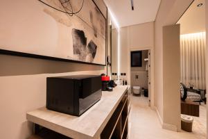 QuaiにあるRozn Place Apartmentsのリビングルーム(テレビ付)