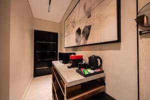 QuaiにあるRozn Place Apartmentsのコーヒーメーカー付きのカウンターが備わる客室です。 +88枚の写真