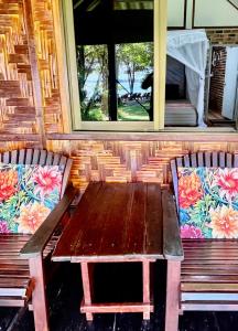 - une table en bois et 2 chaises dans une chambre dans l'établissement Starlight Beach Resort, à Ko Phayam