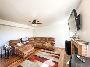 Μια τηλεόραση ή/και κέντρο ψυχαγωγίας στο 1040 Pond Side