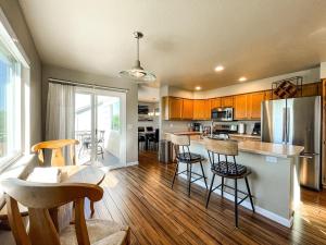 Η κουζίνα ή μικρή κουζίνα στο 1040 Pond Side +20 φωτογραφίες