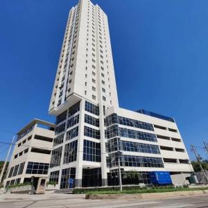 Un edificio alto y blanco con muchas ventanas. en Molas tower 11E, en Asunción