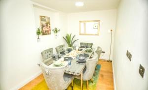 a dining room with a table and chairs at Windsor and Heathrow Stay Comfort & Free Parking in Slough