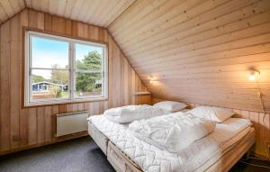Postel nebo postele na pokoji v ubytování Pet Friendly Home In Humble With Sauna