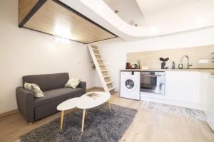 un salon avec un canapé et une table dans l'établissement 10 Charmant studio proche gare et centre, à Valence 4 autres photos