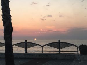 アグローポリにあるSpegni La Luce b&bのビーチから夕日を眺めることができます。
