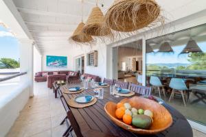 een eetkamer met een tafel met een fruitschaal erop bij Villa Horizonte in Port des Torrent