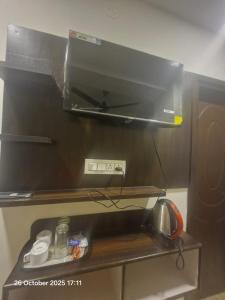 uno scaffale vuoto con un telefono su una scrivania di Maharana Pratap Bhawan a Chamba