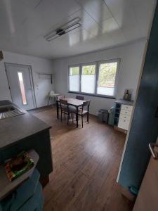 Neunkirchen am SandにあるSchöne Wohnung direkt am Bachのテーブルと椅子のあるキッチンとダイニングルーム