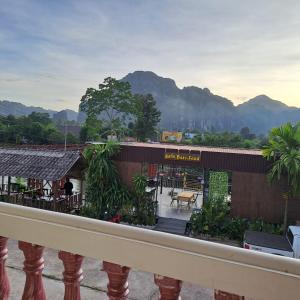 desde el balcón de un edificio con montañas en el fondo en Sichaluenkham vangvieng HOTEL, en Vang Vieng