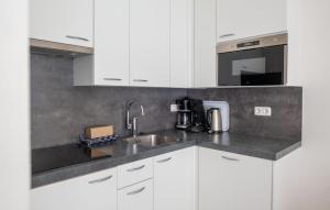 een keuken met witte kasten en een spoelbak bij Gorgeous Home In Woudsend With Wifi in Woudsend