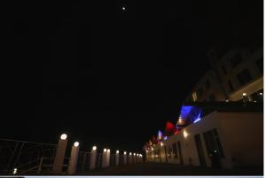 Una fila de luces en una calle por la noche en Aesquire Hotel, en Bhimtal