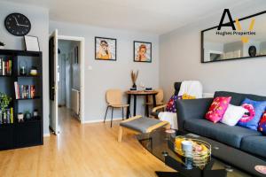 una sala de estar con un sofá y una mesa en Spacious Two-Bedroom House - Driveway Parking, Garden Space, Great for Relocation By AV Hughes Properties, en Northampton